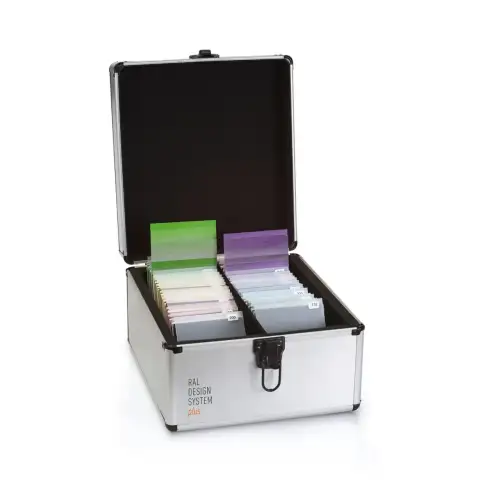 Artikelbild des Artikels “RAL D6 Gestaltungsbox | 1.825 RAL DESIGN SYSTEM plus A6-Bögen für Farbdesign “