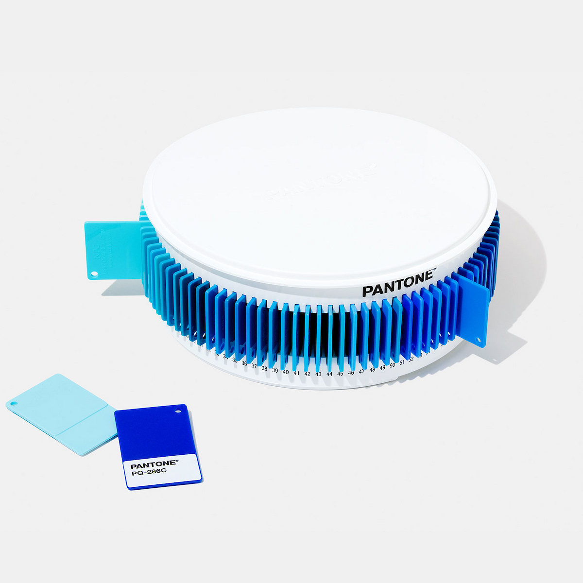 Product image 1 of the product “PANTONE Plastic Chip Color Set Blues ”