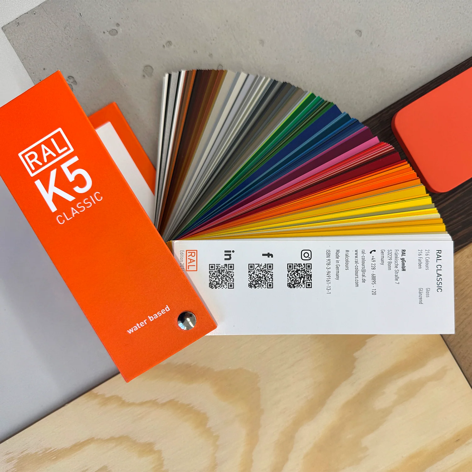 Artikelbild 2 des Artikels “RAL K5 Glanz Farbfächer | 216 RAL CLASSIC Farben für professionelle Spezifikation “