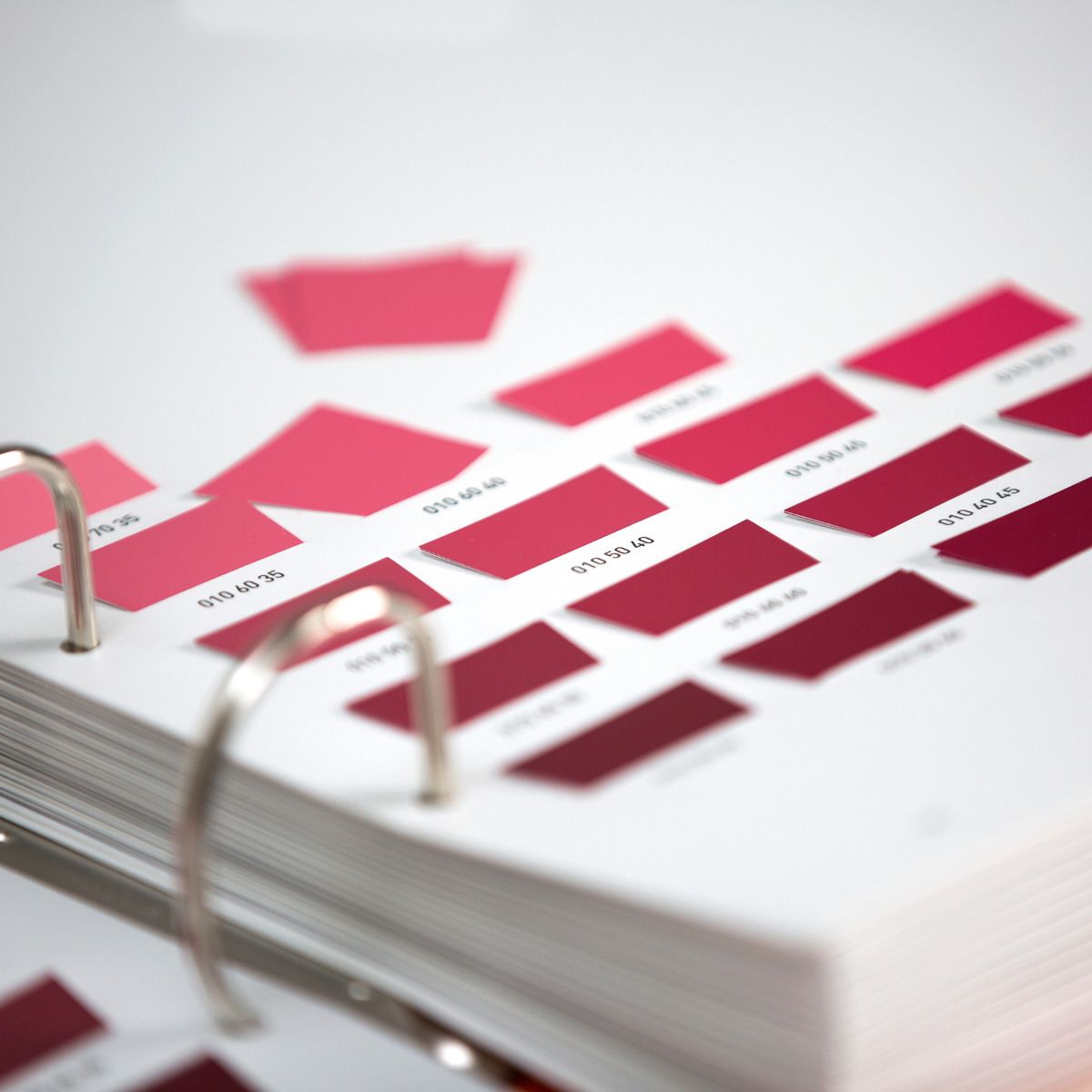 Artikelbild 4 des Artikels “RAL D3 Colour Toolbook | 1.825 RAL DESIGN SYSTEM plus Farben als entnehmbare Chips “