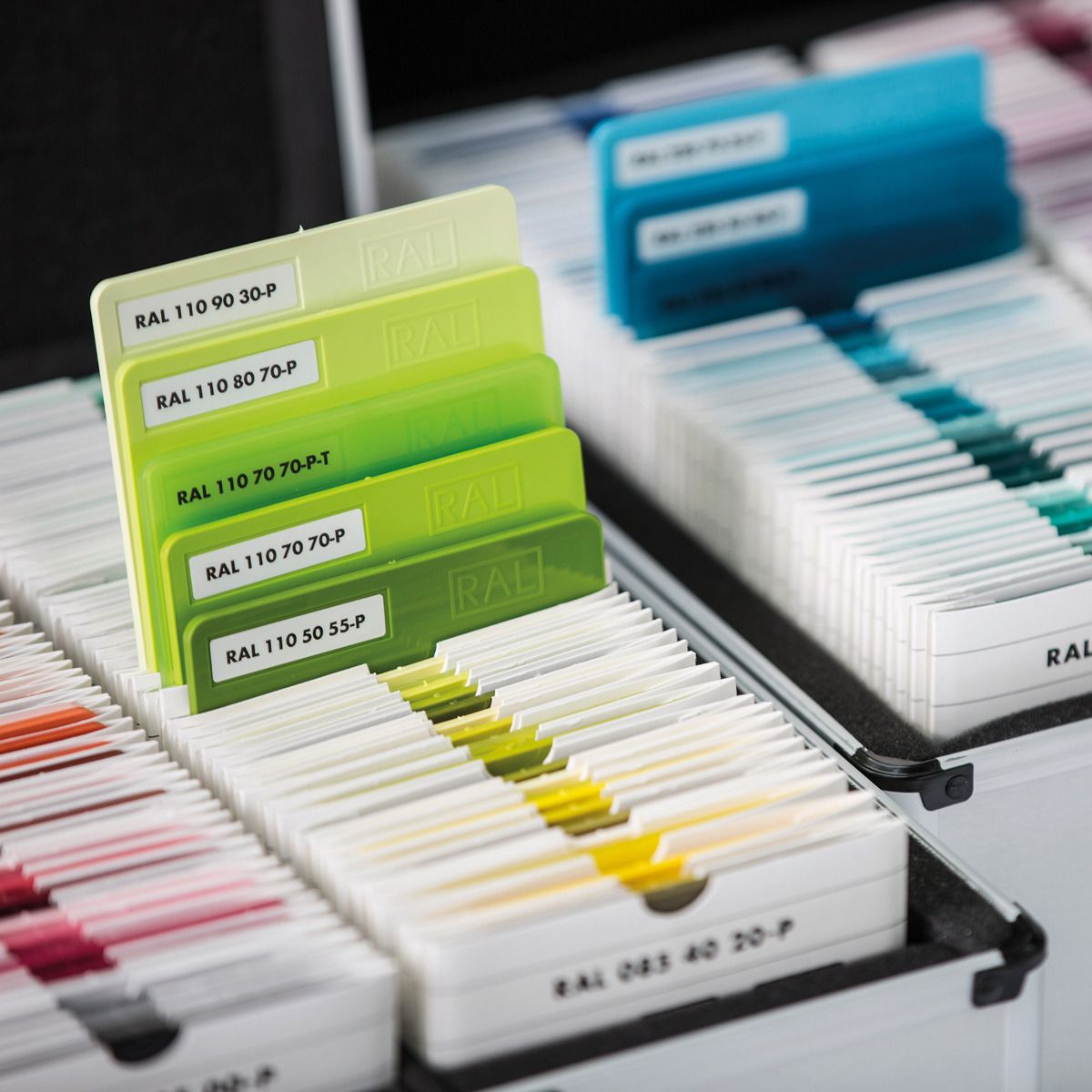 Artikelbild 5 des Artikels “RAL P2 Kunststoff-Farbmuster-Set | 200 RAL DESIGN SYSTEM plus Kunststoffplatten “